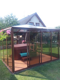 Hliníková pergola samostatně stojící v barvě RAL s polykarbonátem a sklem Hliníková pergola samostatně stojící v barvě RAL s polykarbonátem a sklem