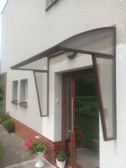 Vchodový přístřešek s bočnicemi Vchodový přístřešek s bočnicemi